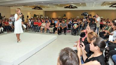 Entrega Gobernadora Pavlovich becas a niñas y niños con discapacidad
