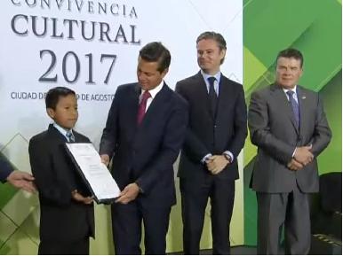 Reconoce Peña a estudiantes destacados