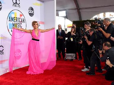 Jennifer Lopez, la chica de rosa de los American Music Awards