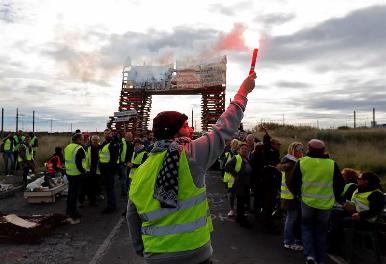 Francia suspende aumento de impuesto a combustibles tras protestas
