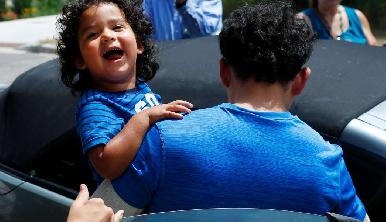 Estados Unidos empieza a reunir niños migrantes con sus padres