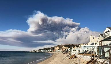 Ordenan evacuación de Malibú, California, por incendio forestal