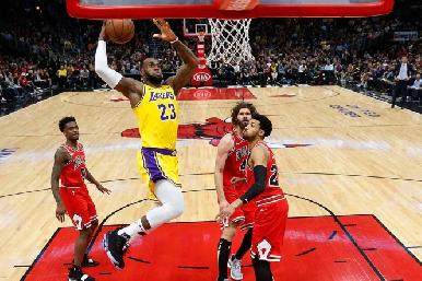 Los Lakers reaccionan en Chicago