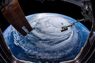 Florence se debilita pero amenaza con