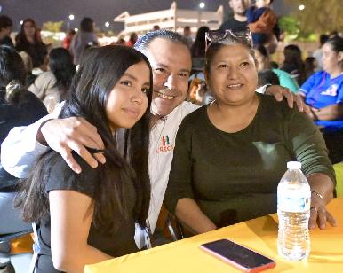 Comparte Toño Astiazarán espíritu navideño con familias de Parque Central en Posada CRECES
