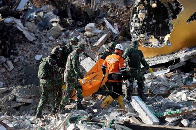 Suman mil 948 muertos por tsunami en Indonesia; hay 5 mil desaparecidos