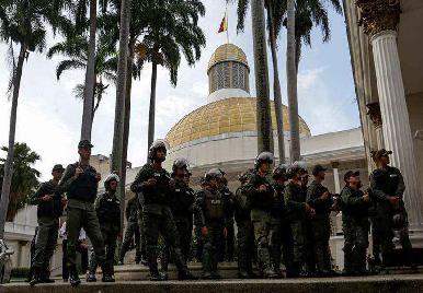 Militares impiden el paso de diputados opositores al Parlamento venezolano