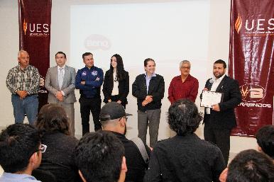 Expertos de la NASA motivan a estudiantes de UES