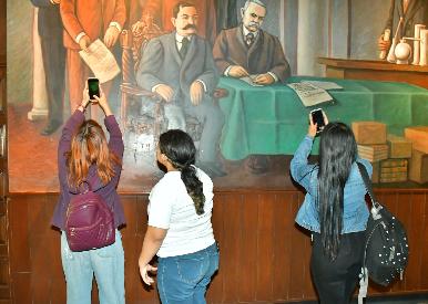 Aprecian estudiantes del COBACH murales del Palacio Municipal de Hermosillo