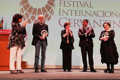 Otorgan la Presea Cervantina a Luis de Tavira y Graciela Iturbide