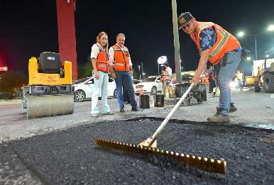 Supervisa Toño Astiazarán bacheo Nocturno en el norte de la ciudad