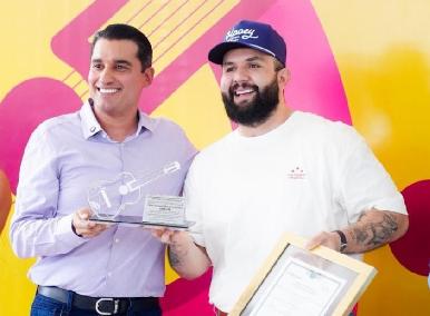 Reconoce Gobierno de Sonora a Carín León como exalumno distinguido de la secundaria General No. 4: SEC