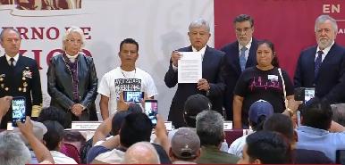 AMLO firma su primer decreto, crea Comisión de la Verdad en caso Ayotzinapa