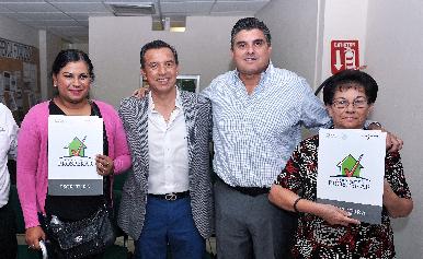 Entrega Secretario de Gobierno escrituras a ciudadanos de Caborca