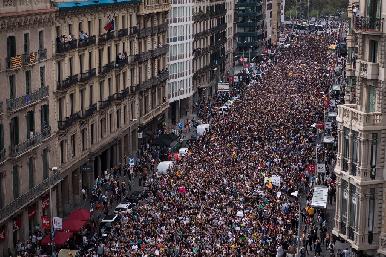 Congelan proceso independentista de Cataluña y convocan al diálogo