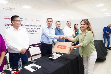 Beneficia Gobernador Durazo con uniformes y computadoras a comunidad educativa del sur de Sonora: SEC