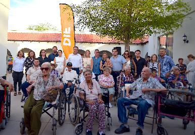 Con aportación de Carín León a través de Misión Solar se apoya a asociaciones como el asilo de ancianos:  Toño Astiazarán