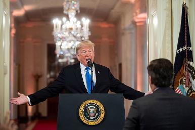 Trump ataca a periodista de CNN y le quita acreditación
