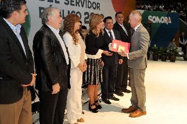 Servidores públicos hacen fuerte a Sonora: Claudia Pavlovich