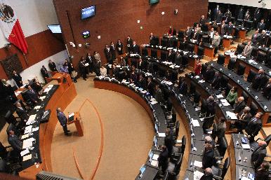 En el Senado, la oposición va contra la ley que reduce salarios