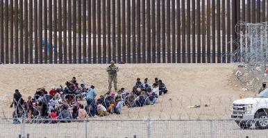 Corte Suprema de EE.UU. levanta suspensión a la ley de Texas que permite arrestar y expulsar a migrantes