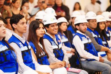 Gobernador Durazo y empresariado coordinan esfuerzos para profesionalizar a jóvenes en la industria con entrega de becas