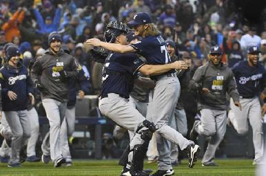 Milwaukee blanquea y barre a Colorado