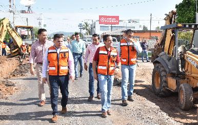 Supervisa Maloro Acosta obra de recarpeteo en la calle Yáñez