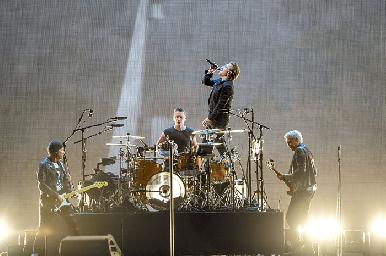 “Gracias por salvar vidas, tienen que regresar a la vida otra vez”: Bono