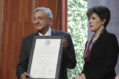 AMLO promete no buscar someter al Poder Judicial ni al Legislativo