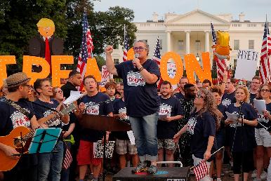 Rosie O’Donnell y 50 cantantes de Broadway protestan contra Trump