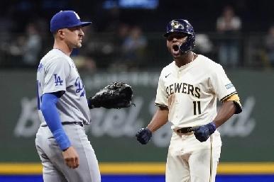 Cerveceros remontan en la octava y vencen 6-4 a los Dodgers