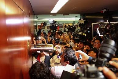 Este es el momento exacto en el que manifestantes rompen la puerta del Senado durante discusión por la Reforma Judicial