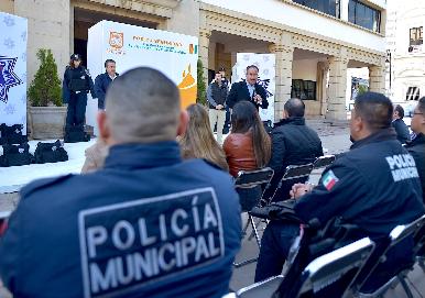 Equipa Toño Astiazarán  a Policías Municipales con nuevos vehículos eléctricos y chalecos balísticos