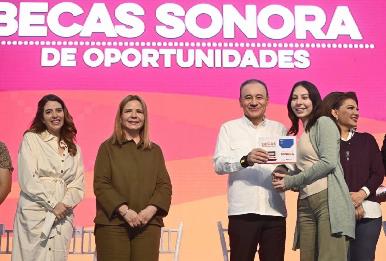 Disminuye Gobernador Durazo deserción escolar en Sonora con entrega de becas a estudiantes