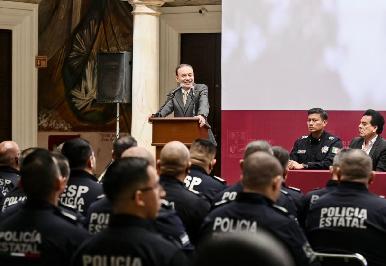 Gobernador Durazo crea Policía Estatal mejor capacitada; reconoce a elementos por 30 años de servicio