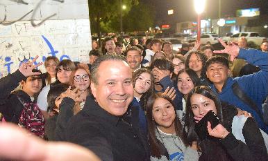 Entrega Toño Astiazarán corredor Camina Segura en Secundaria #1 