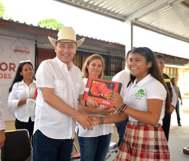 Gobernador Durazo entrega 50 mil tabletas electrónicas a estudiantes y docentes de secundaria