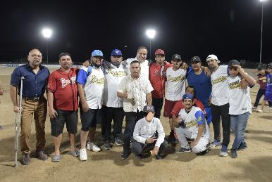 Entrega Toño Astiazarán iluminación de campo de béisbol en Bahía de Kino