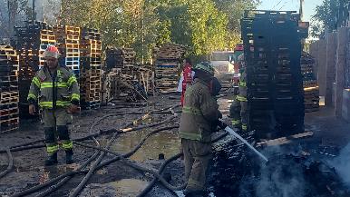 Sofocan Bomberos de Hermosillo incendio en una fábrica de tarimas de madera