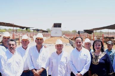 Entrega Gobernador Durazo tractocamión en beneficio de ganaderos del sur de Sonora
