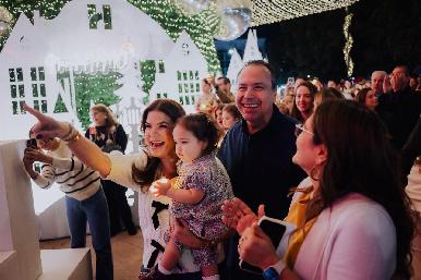 Viven familias de Hermosillo espectacular encendido de árbol navideño