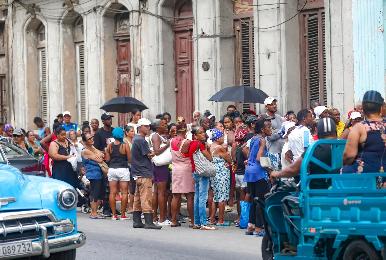 Día cuatro desde el apagón nacional en Cuba: “La población ya no puede más”