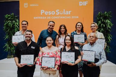 Entregan Patty Ruibal y Toño Astiazarán apoyo en paneles solares y eficiencia energética a 22 organizaciones de ayuda social