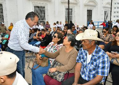 Apoya Toño Astiazarán a familias con títulos de propiedad de sus viviendas