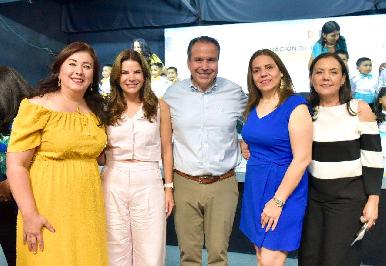 Acompañan Toño Astiazarán y Patty Ruibal a graduados de instancias infantiles DIF