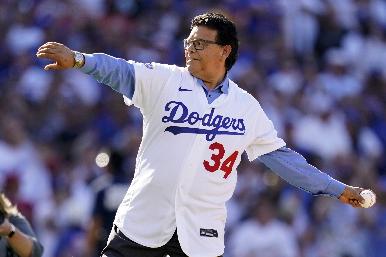 Fernando Valenzuela muere en Los Ángeles tras semanas internado