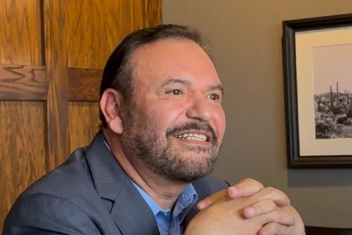 Alejandro López Caballero durante la Mesa Charla Abierta hablando sobre su aspiración a la alcaldía de Hermosillo