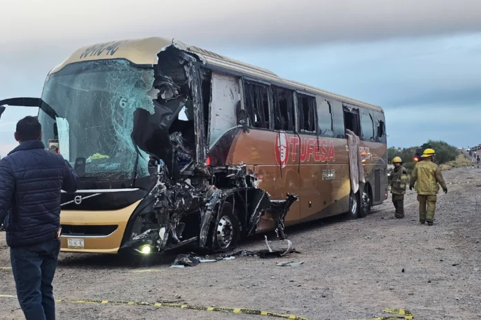 Choque entre autobuses de pasajeros TUFESA y tráiler deja a 4 personas sin vida