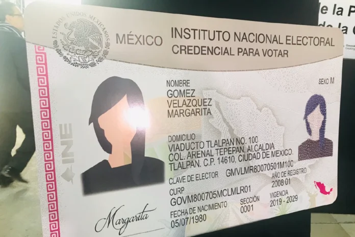 Credencial del INE con prototipo de elementos táctiles presentada en Sonora